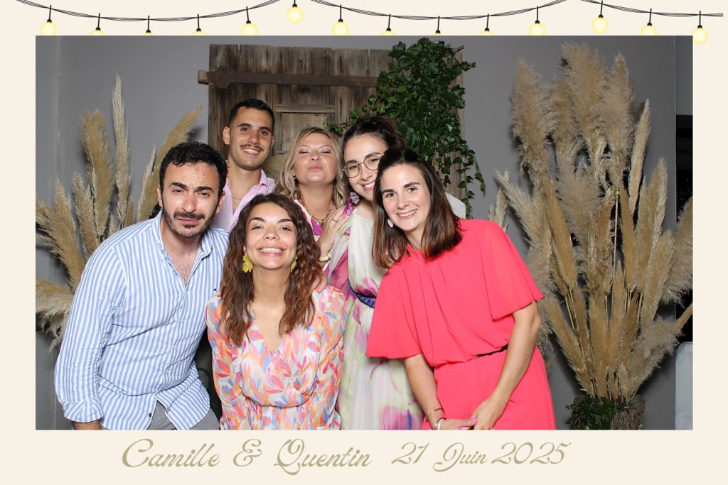 des amis prennent la pose devant le photbooth