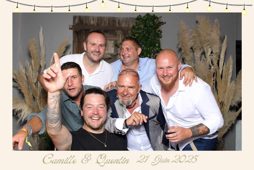 le marié et ces amis prennent la pose devant le photobooth