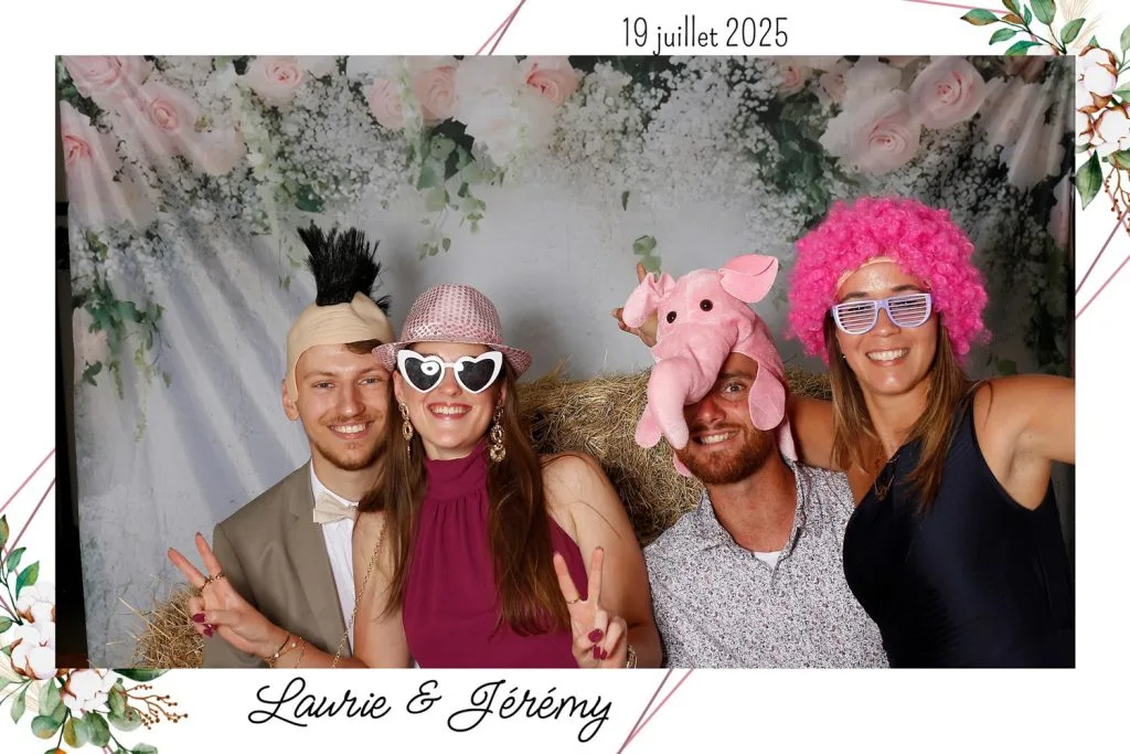 les invités prennent la pose avec les accessoires mis à disposition