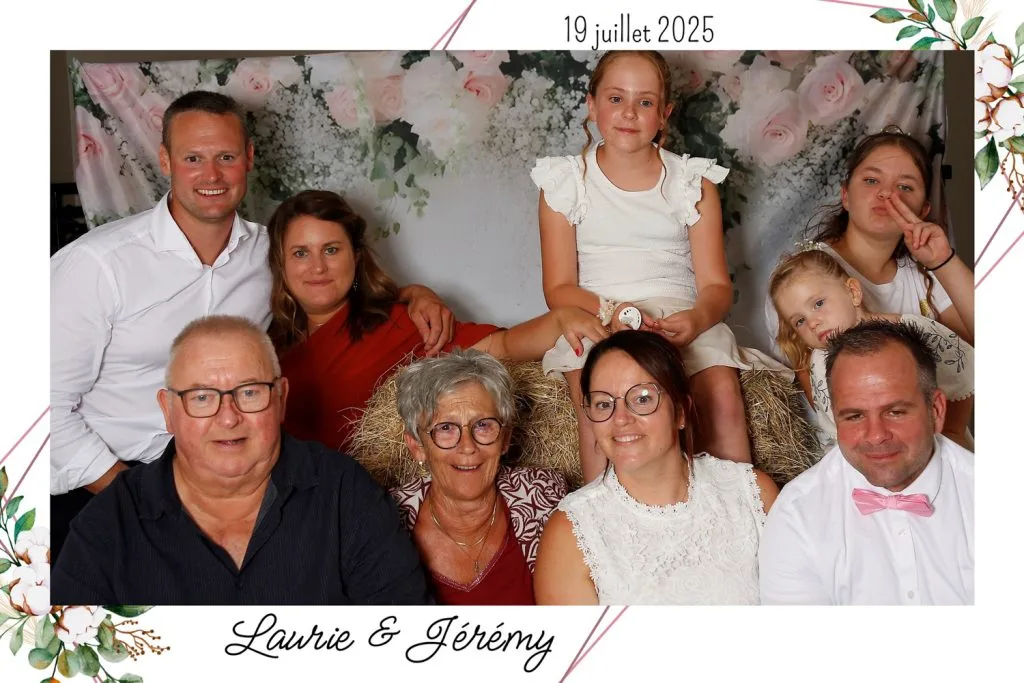 Photo intergénérationnelle pendant une animation photobooth