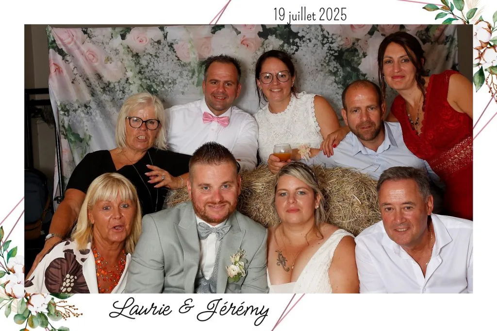 Les mariés prennent la pose pendant une animation photobooth