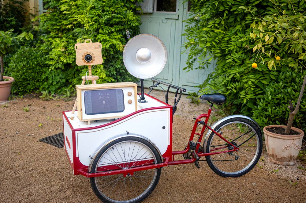 Cyclobooth Insta'SHOOT installé dans un jardin de domaine